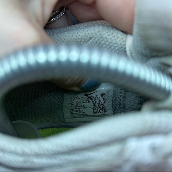 Nike Team Hustle Basketball Shoes CW6735-101 Womens sz 7 - white - Picture 6 of 6